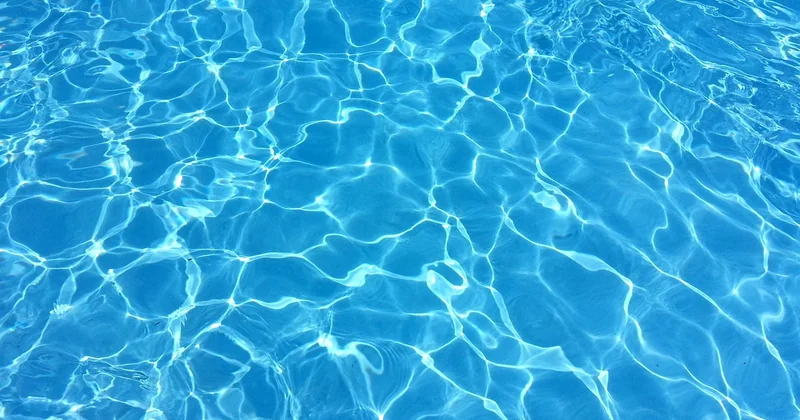 Couverture de piscine hors sol : la bâche, le filet, la 4 saisons