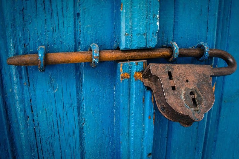 Comment débloquer votre pêne de porte facilement en 2026 : astuces efficaces