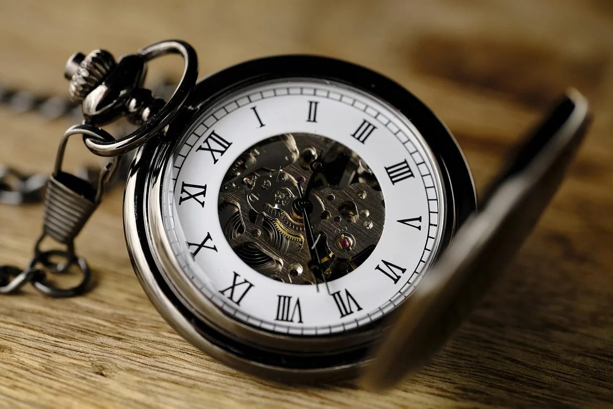 Reconnaître une vraie horloge murale année 50